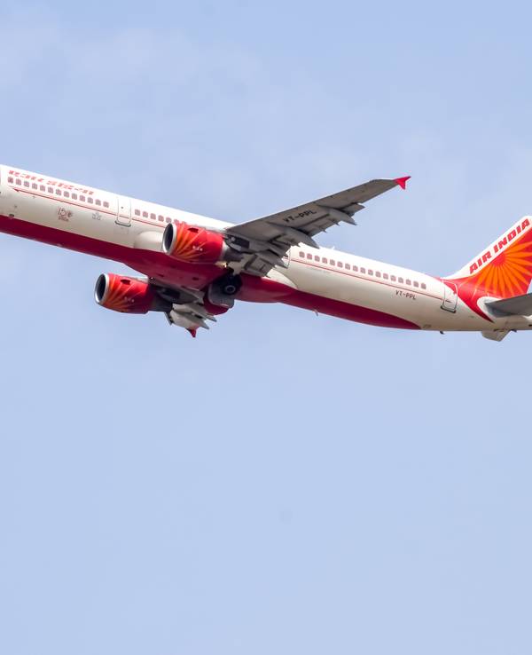Ein Airbus von Air India in der Luft.
