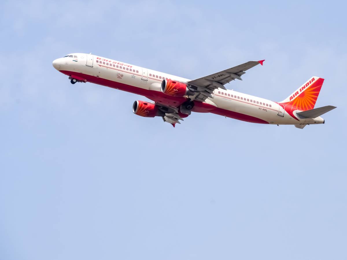 Ein Airbus von Air India in der Luft.