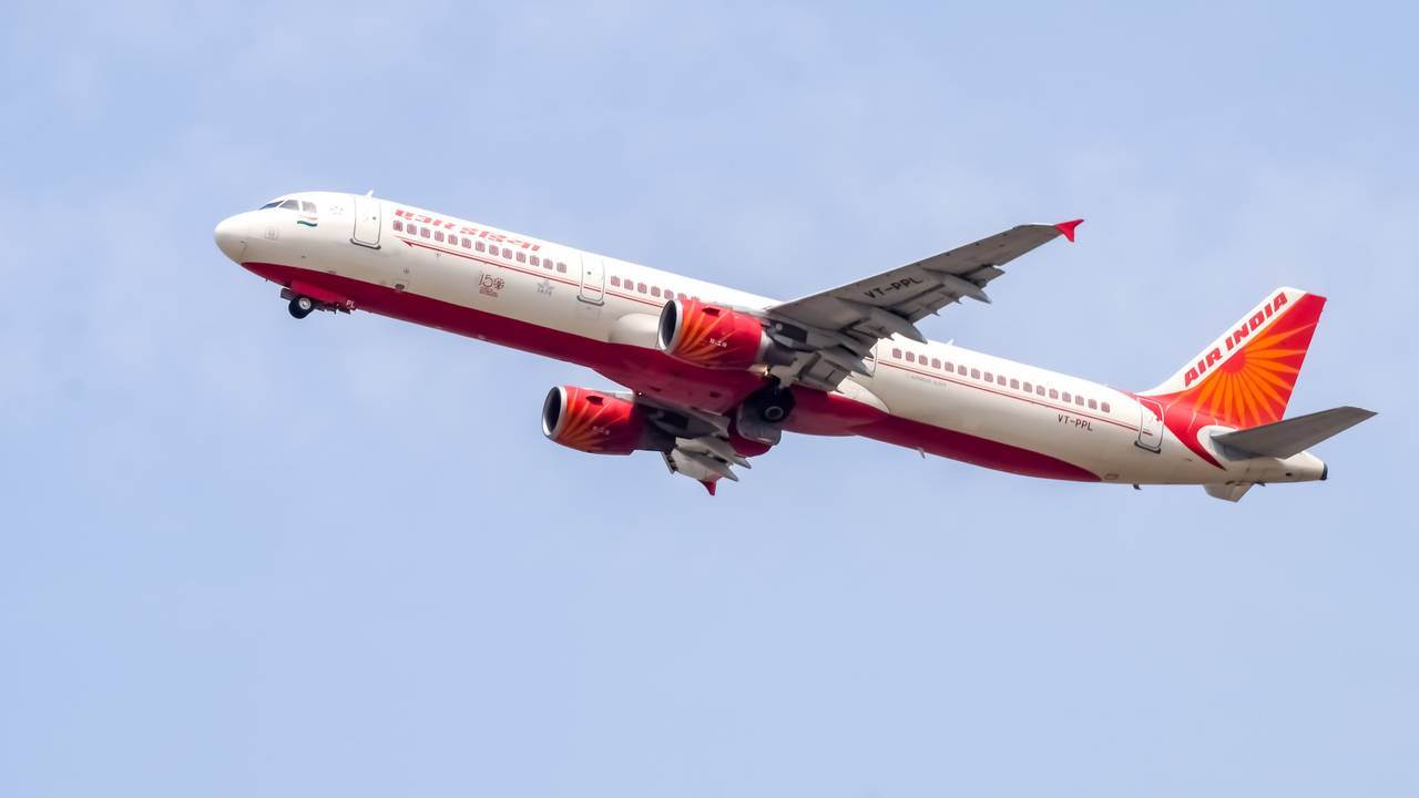 Ein Airbus von Air India in der Luft.
