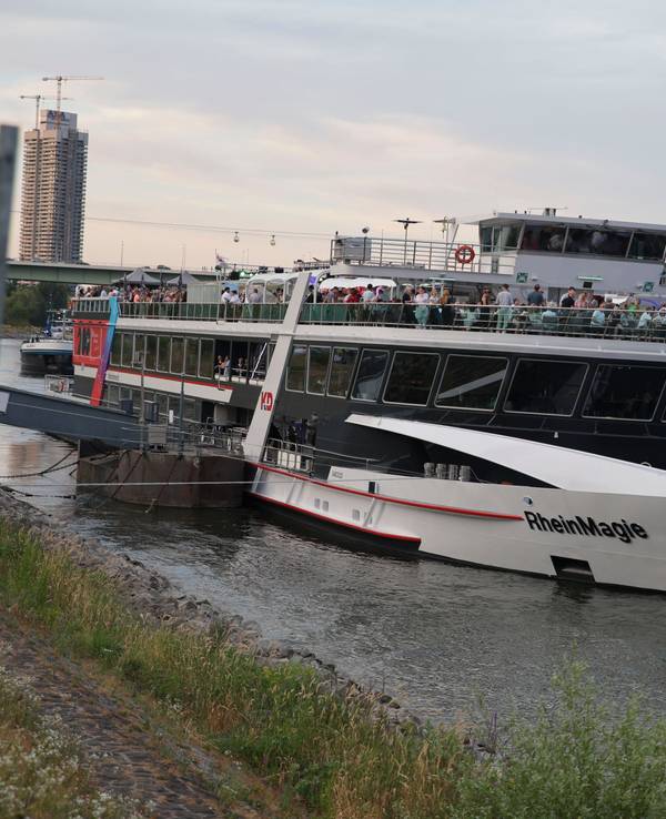 Das Partyboot Rheinmagie. Zahlreiche Ausflugsschiffe können aufgrund des Niedrigwassers nicht fahren.