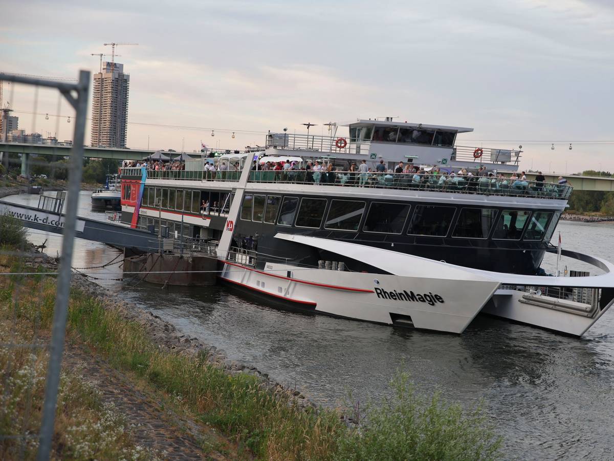 Das Partyboot Rheinmagie. Zahlreiche Ausflugsschiffe können aufgrund des Niedrigwassers nicht fahren.