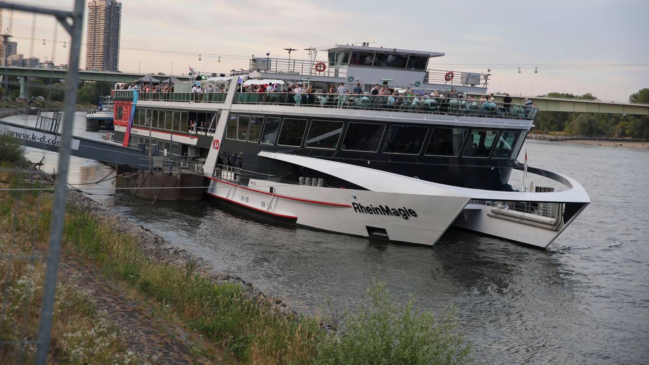 Das Partyboot Rheinmagie. Zahlreiche Ausflugsschiffe können aufgrund des Niedrigwassers nicht fahren.