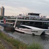 Das Partyboot Rheinmagie. Zahlreiche Ausflugsschiffe können aufgrund des Niedrigwassers nicht fahren.