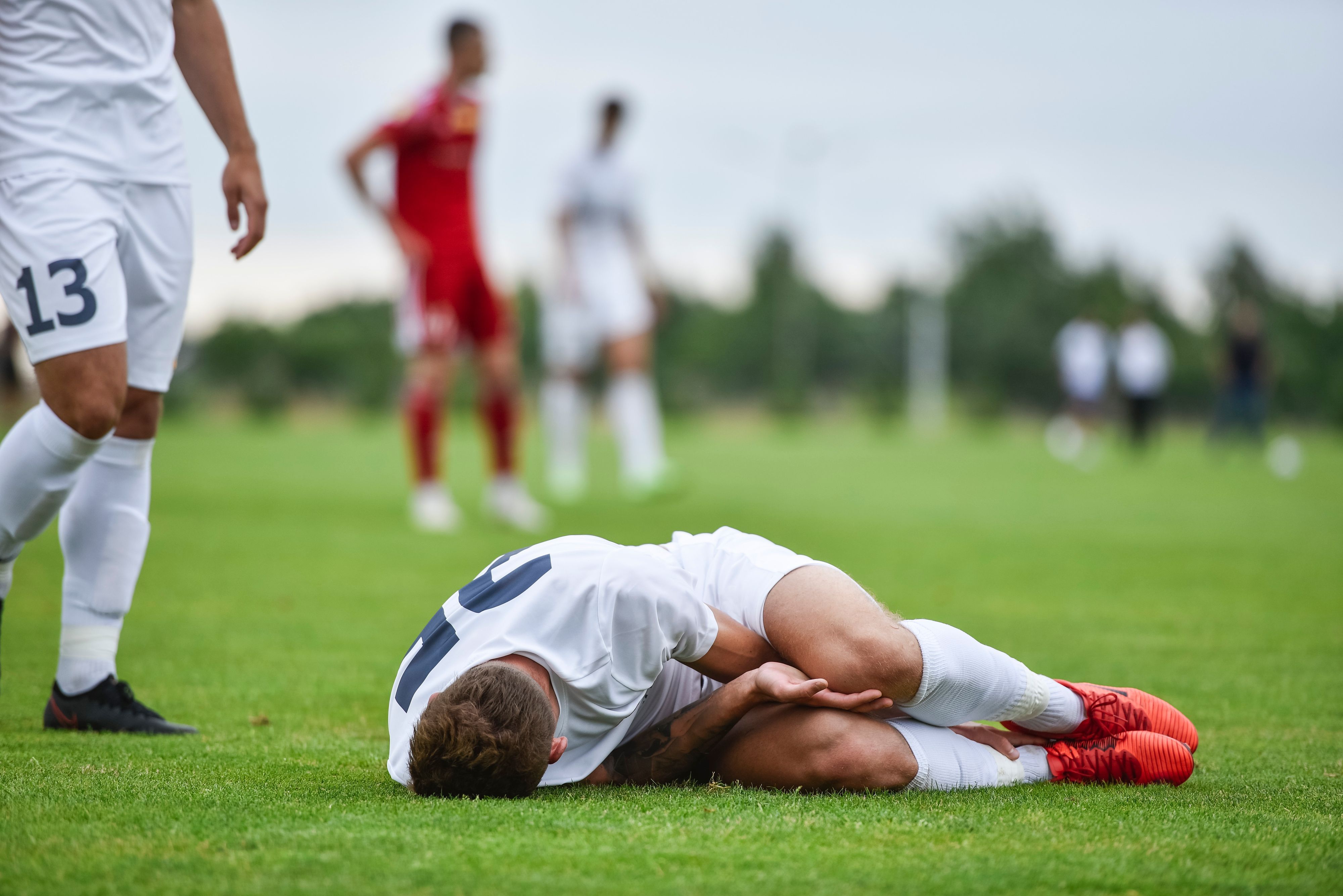 Der Kläger in Köln wurde vom eigenen Mitspieler übel gefoult.
