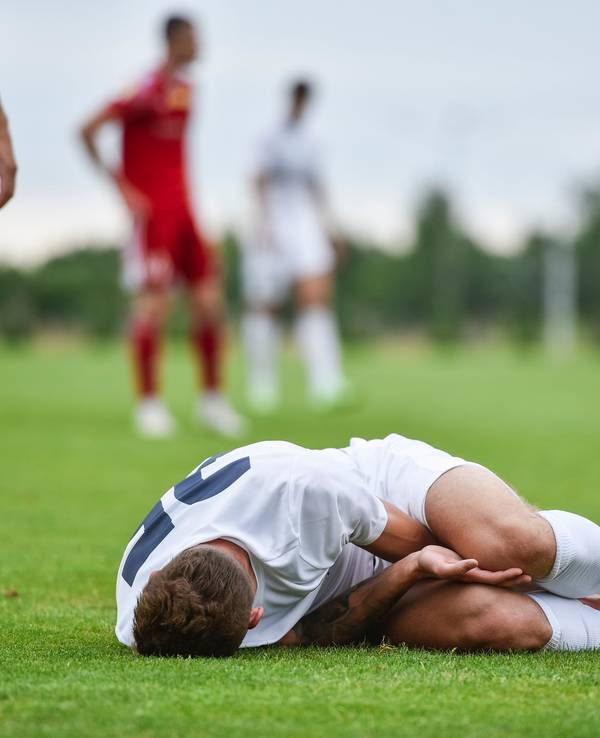 Der Kläger in Köln wurde vom eigenen Mitspieler übel gefoult.