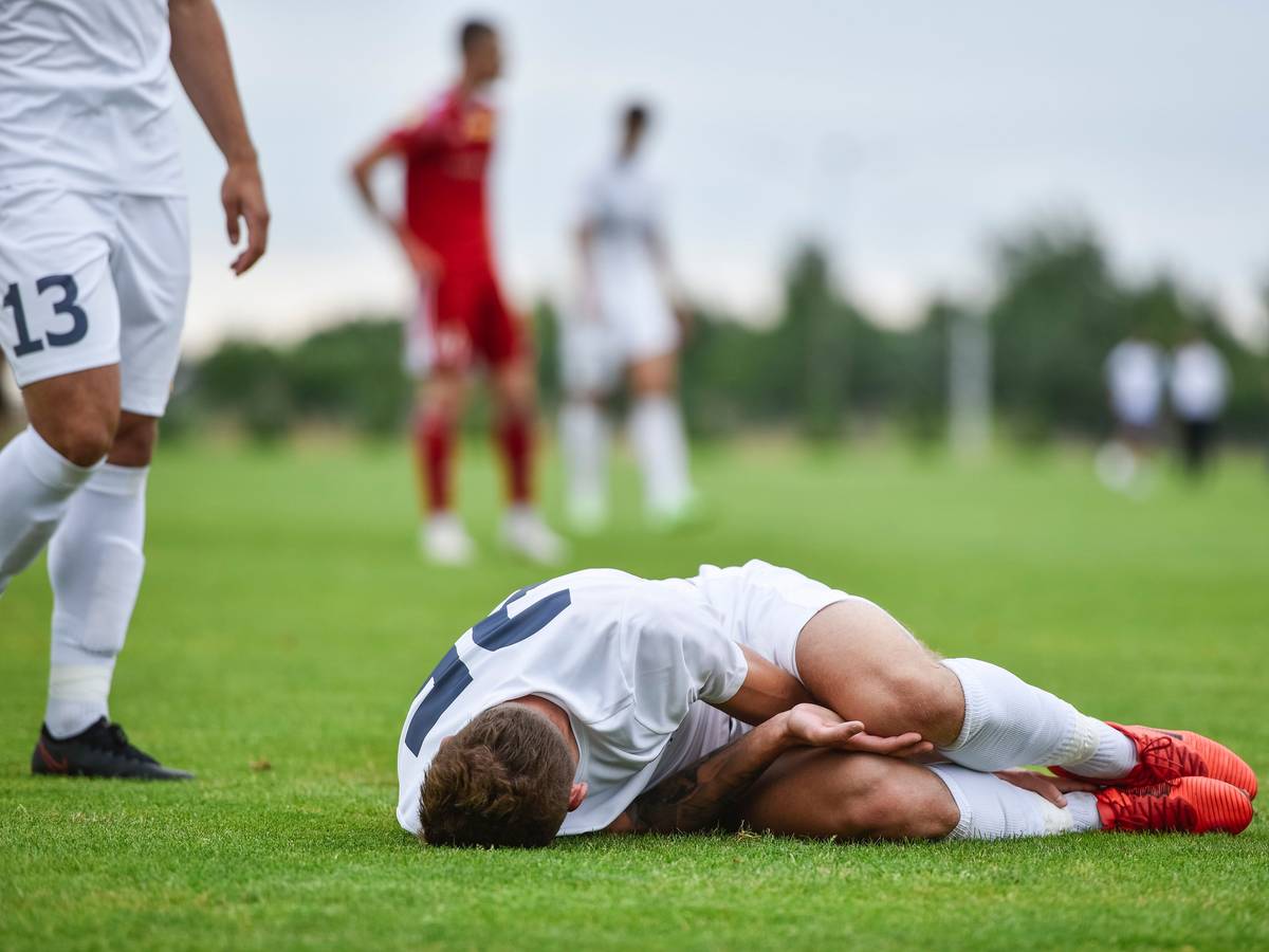 Der Kläger in Köln wurde vom eigenen Mitspieler übel gefoult.
