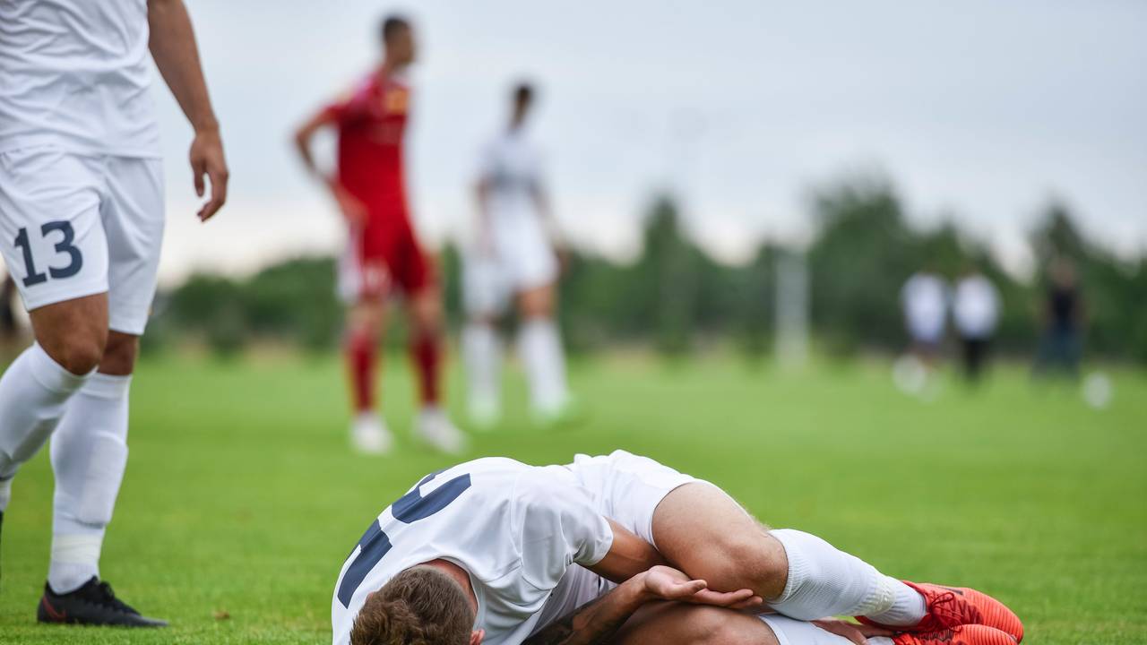 Der Kläger in Köln wurde vom eigenen Mitspieler übel gefoult.
