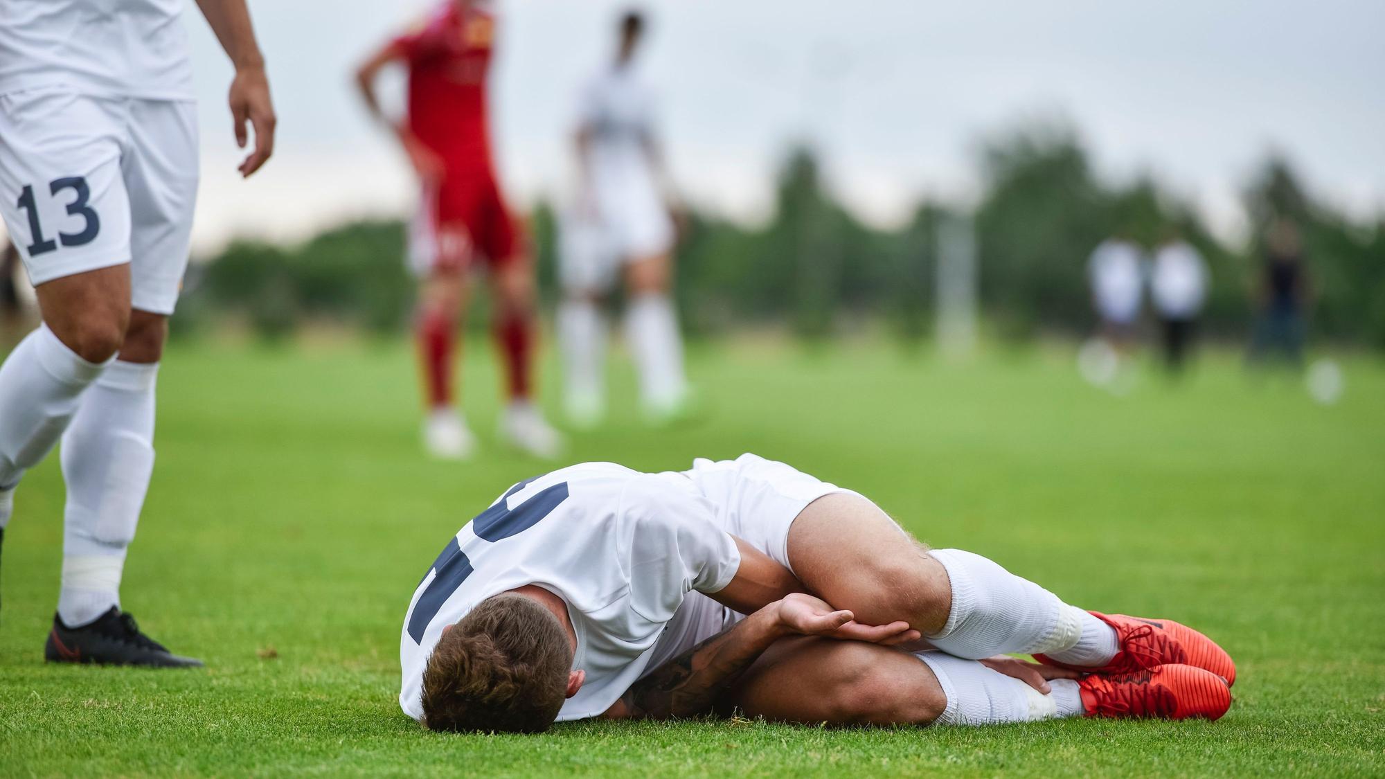 Der Kläger in Köln wurde vom eigenen Mitspieler übel gefoult.