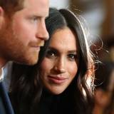 Prinz Harry und Herzogin Meghan posieren.
