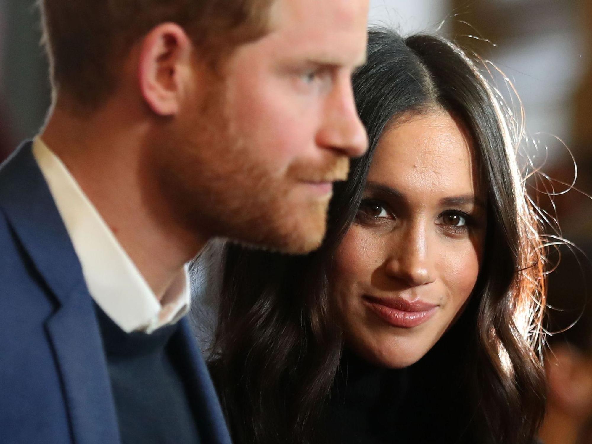 Prinz Harry und Herzogin Meghan posieren.