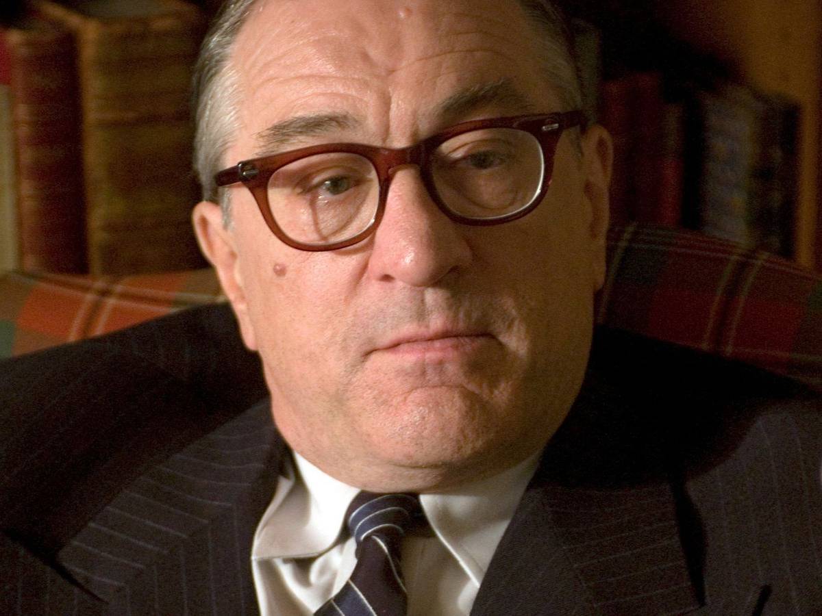 Robert De Niro erzählt im Spionagedrama „Der gute Hirte“ von Männern, die die Vereinigten Staaten in einer von heißen und kalten Kriegen heimgesuchten Welt beschützen wollen und dazu die CIA gründen. (Bild: ZDF/Andrew D. Schwartz)
