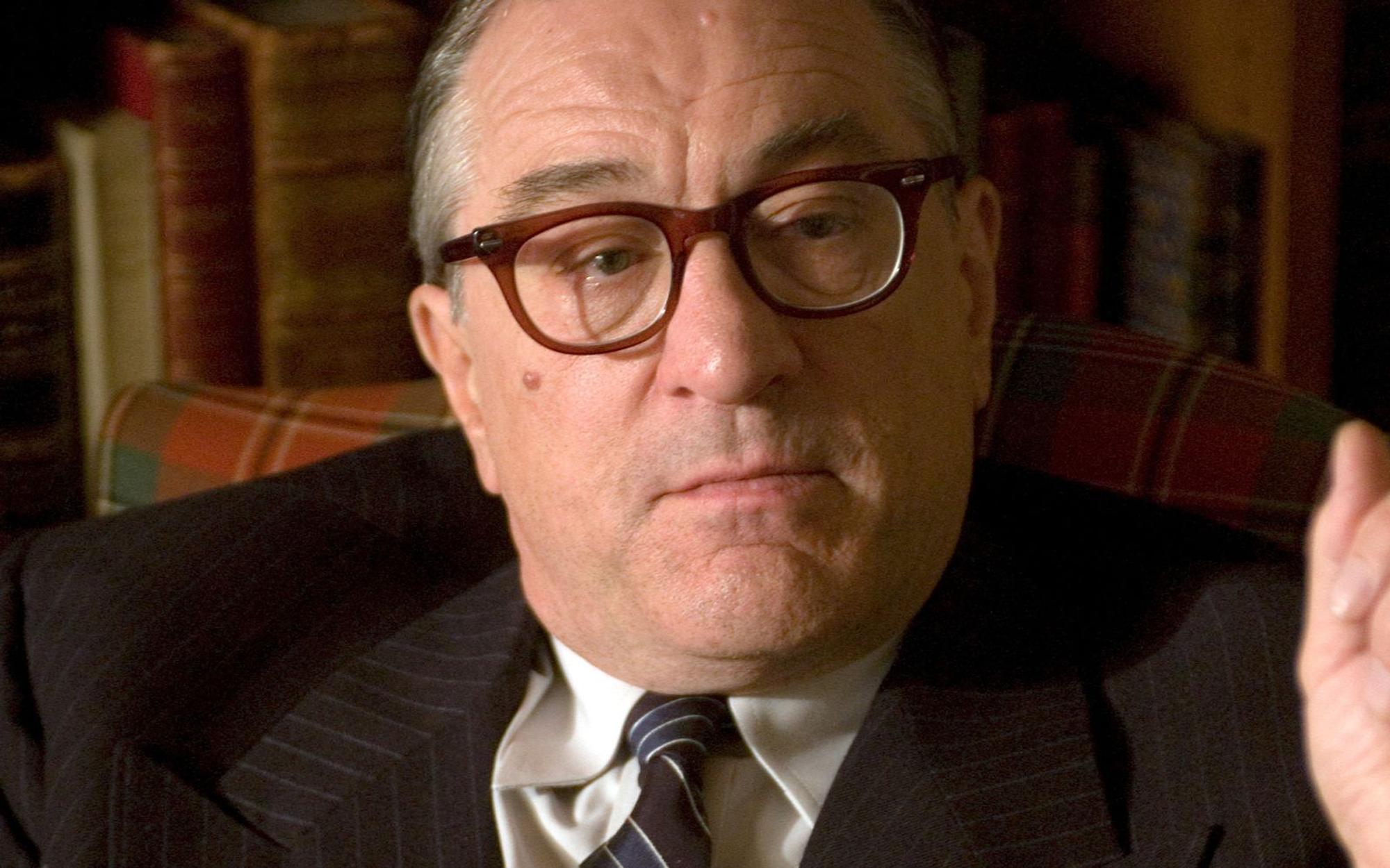 Robert De Niro erzählt im Spionagedrama „Der gute Hirte“ von Männern, die die Vereinigten Staaten in einer von heißen und kalten Kriegen heimgesuchten Welt beschützen wollen und dazu die CIA gründen. (Bild: ZDF/Andrew D. Schwartz)