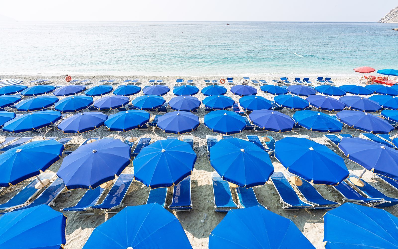 Italienische Behörden wollen die Anzahl privater Strandbäder drastisch reduzieren. (Bild: iStock/Sergi Formoso)