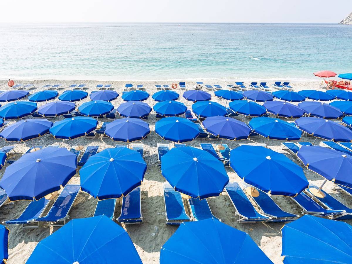 Italienische Behörden wollen die Anzahl privater Strandbäder drastisch reduzieren. (Bild: iStock/Sergi Formoso)
