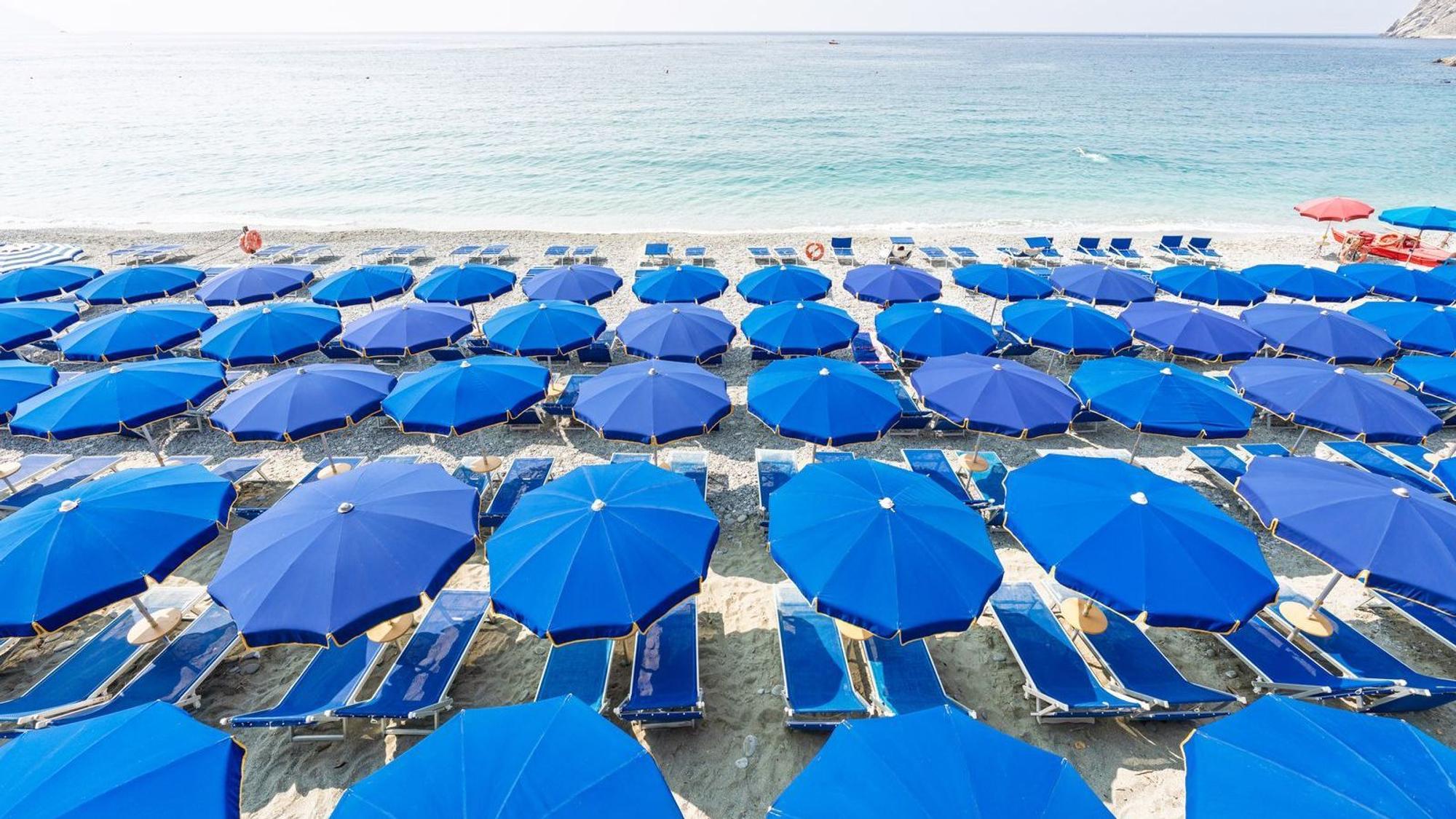 Italienische Behörden wollen die Anzahl privater Strandbäder drastisch reduzieren. (Bild: iStock/Sergi Formoso)