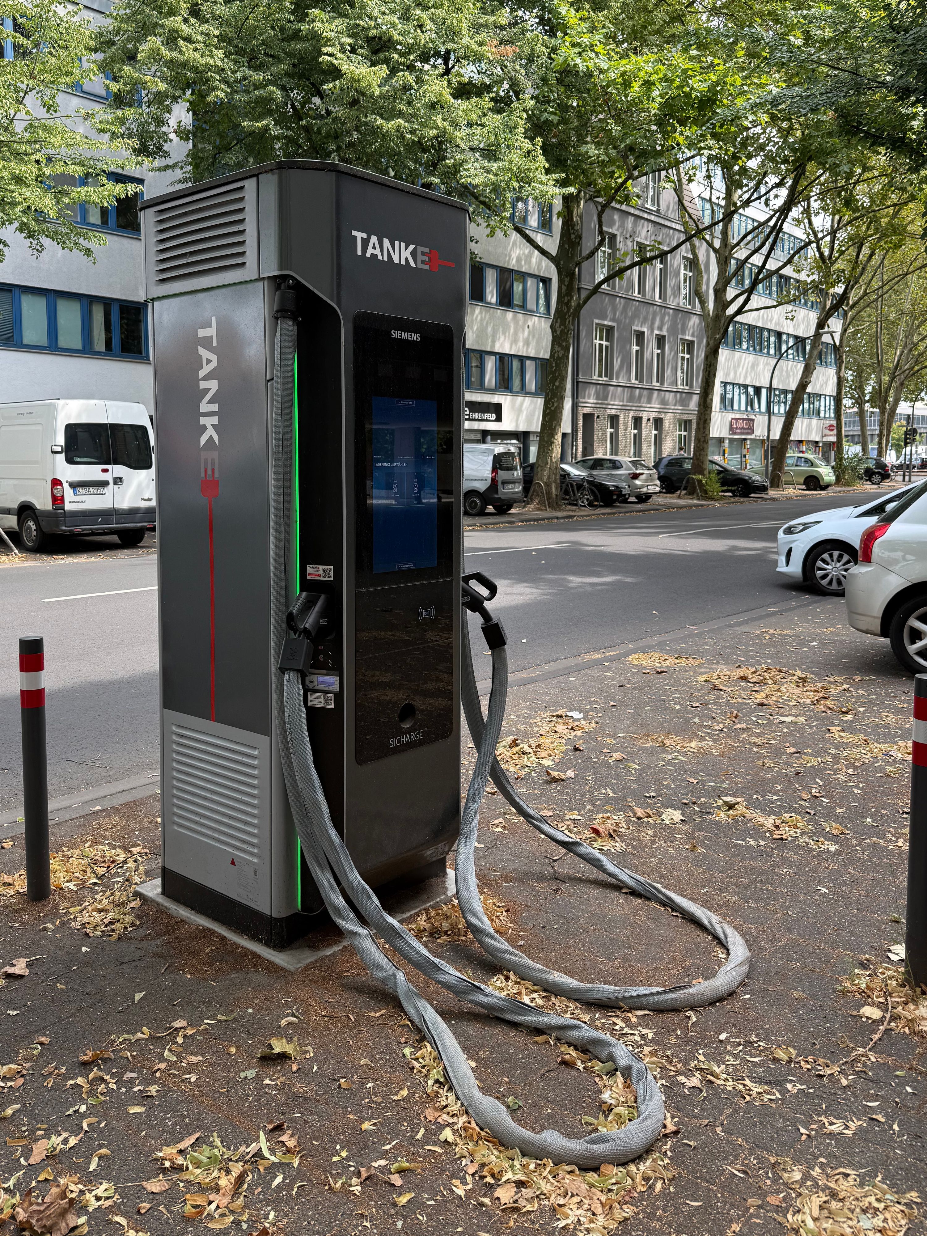 Mit einem speziellen Kabelschutz werden die E-Ladestationen in Köln vor Kabel-Klau gesichert.