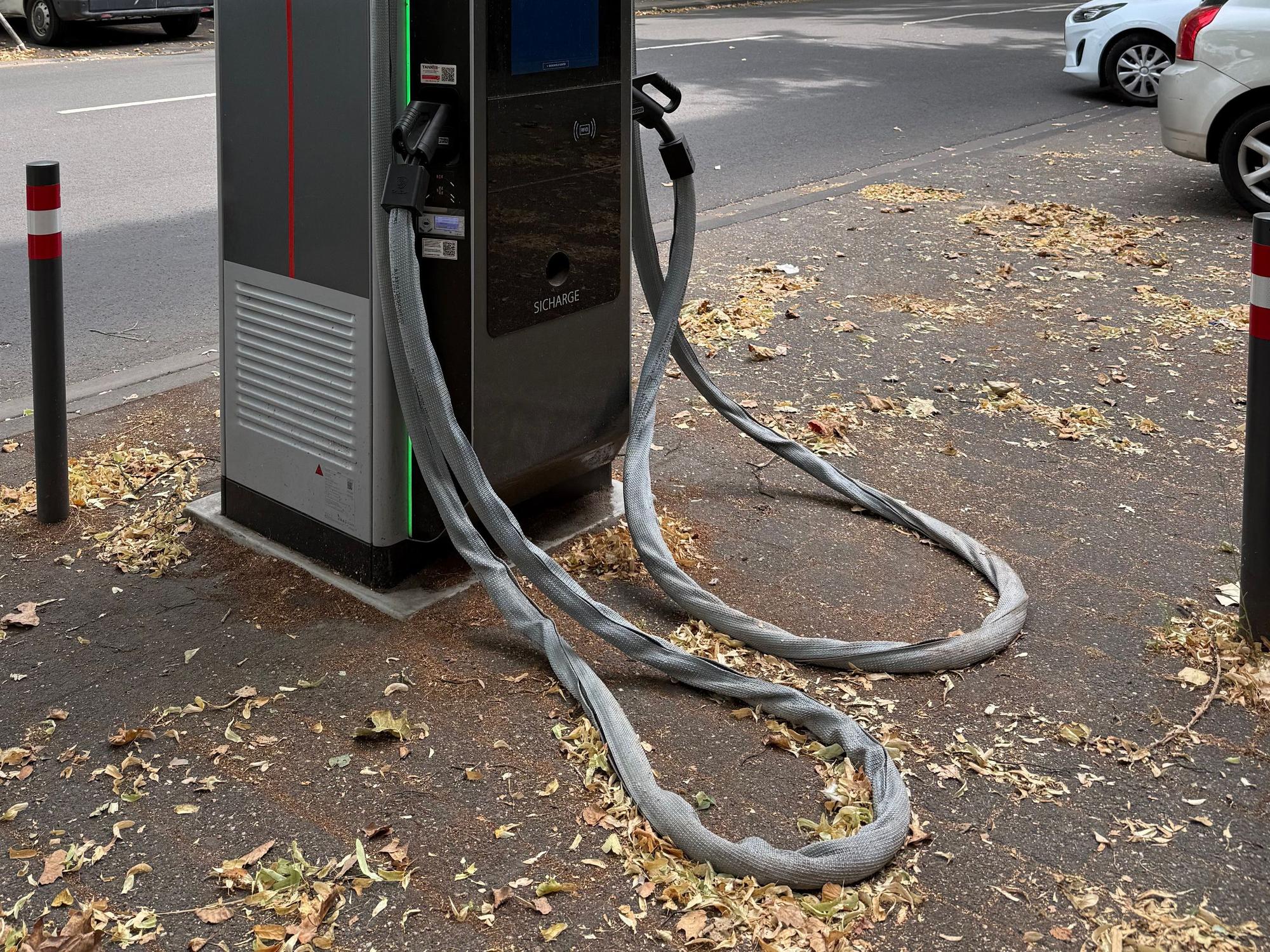 Mit einem speziellen Kabelschutz werden die E-Ladestationen in Köln vor Kabel-Klau gesichert.