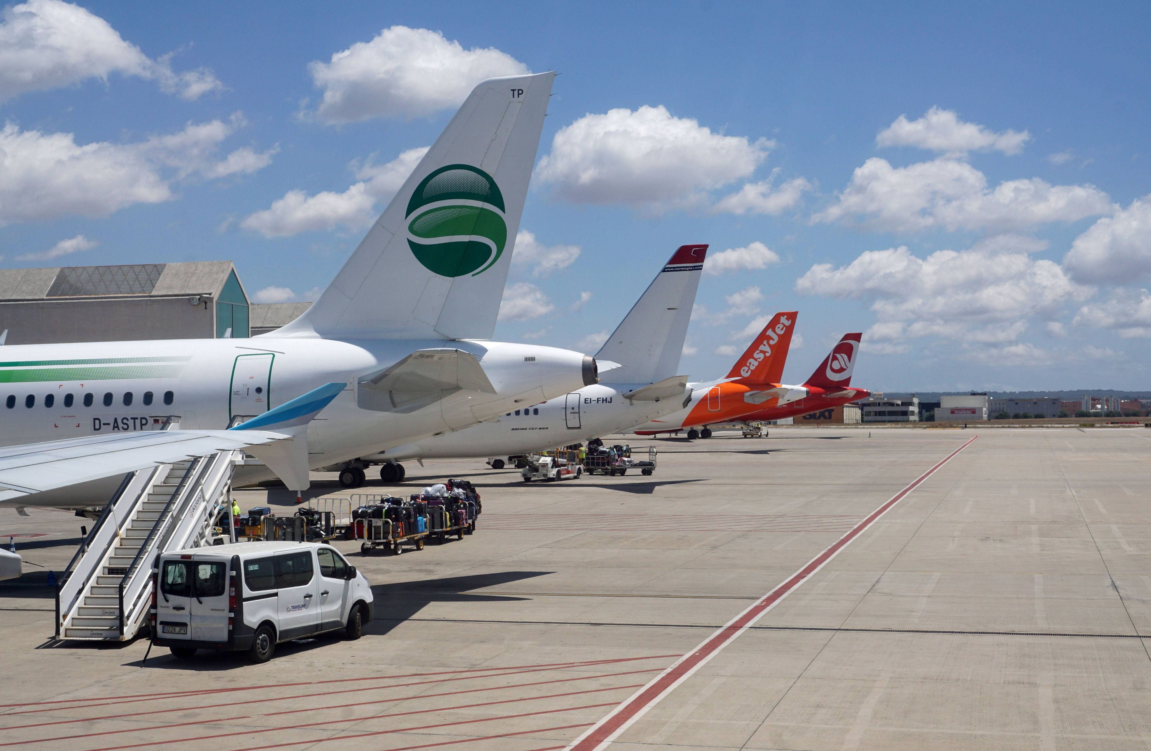 Mehrere Flugzeuge auf einem Flughafen