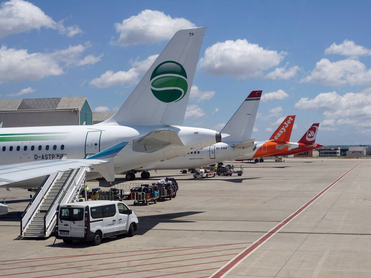 Mehrere Flugzeuge auf einem Flughafen