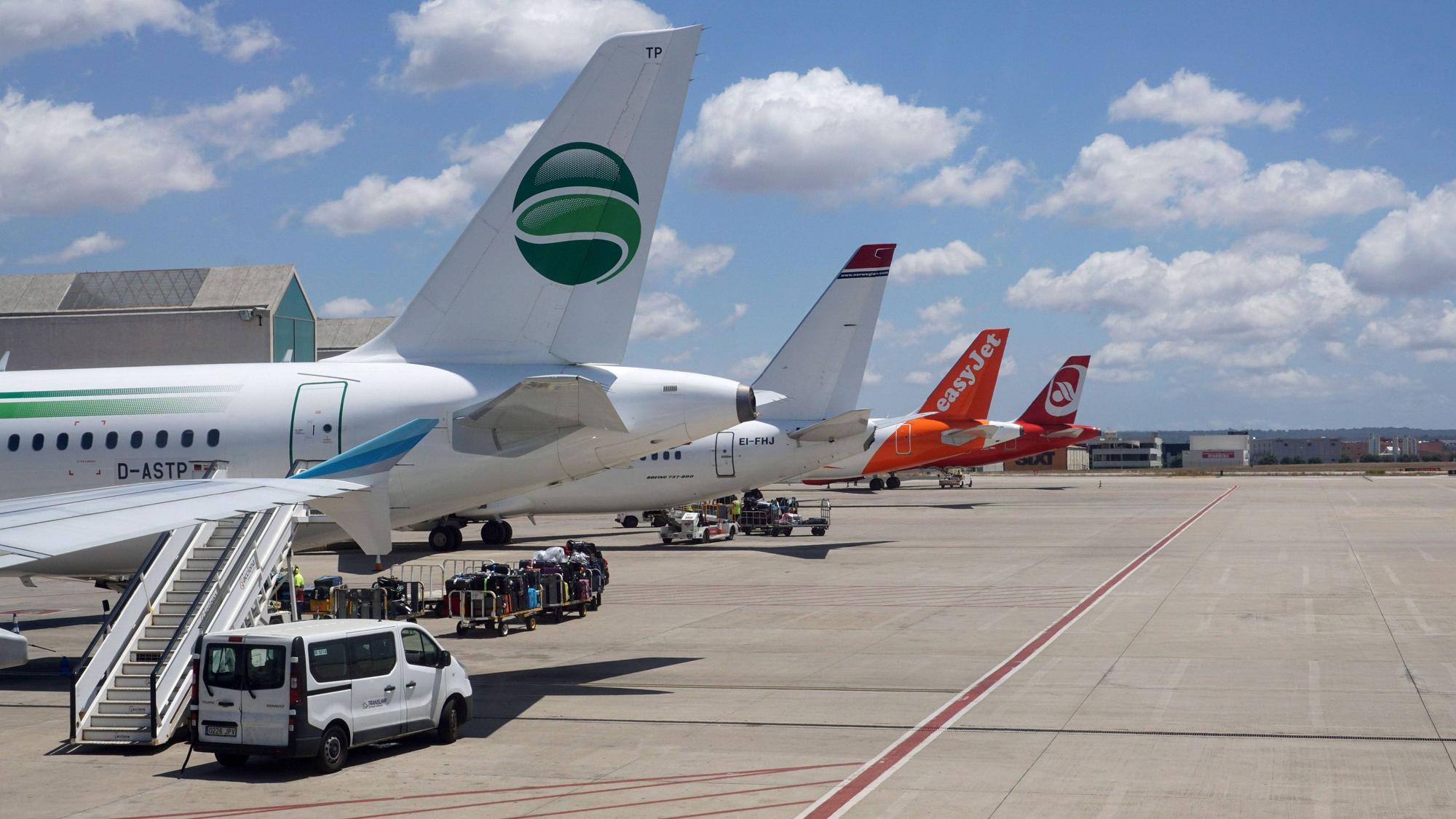 Mehrere Flugzeuge auf einem Flughafen