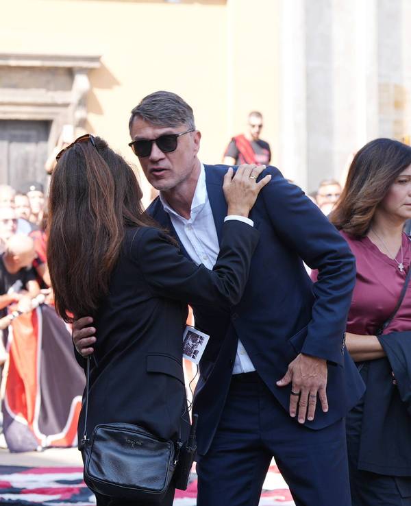 Paolo Maldini (l.) und Marco van Basten kommen zur Trauerfeier.