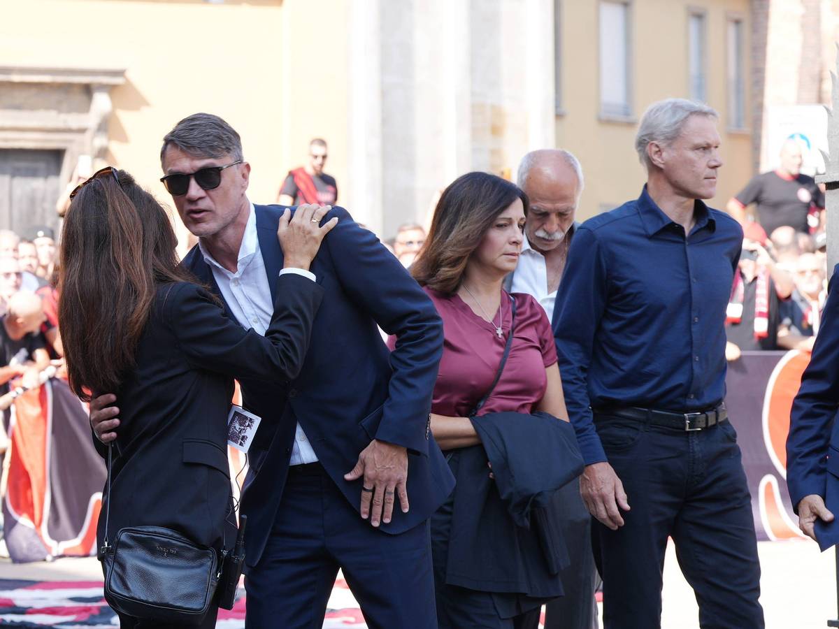 Paolo Maldini (l.) und Marco van Basten kommen zur Trauerfeier.
