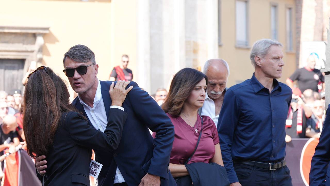 Paolo Maldini (l.) und Marco van Basten kommen zur Trauerfeier.