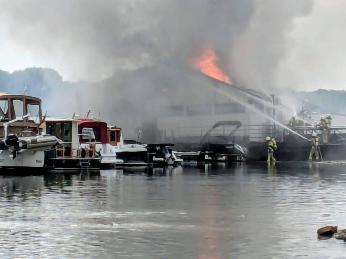 Das Sürther Bootshaus brennt.