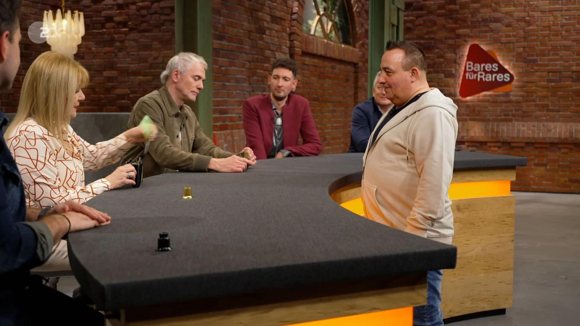 Kandidat Uwe (rechts) machte mit Elke Velten (links) das Geschäft. (Bild: ZDF)