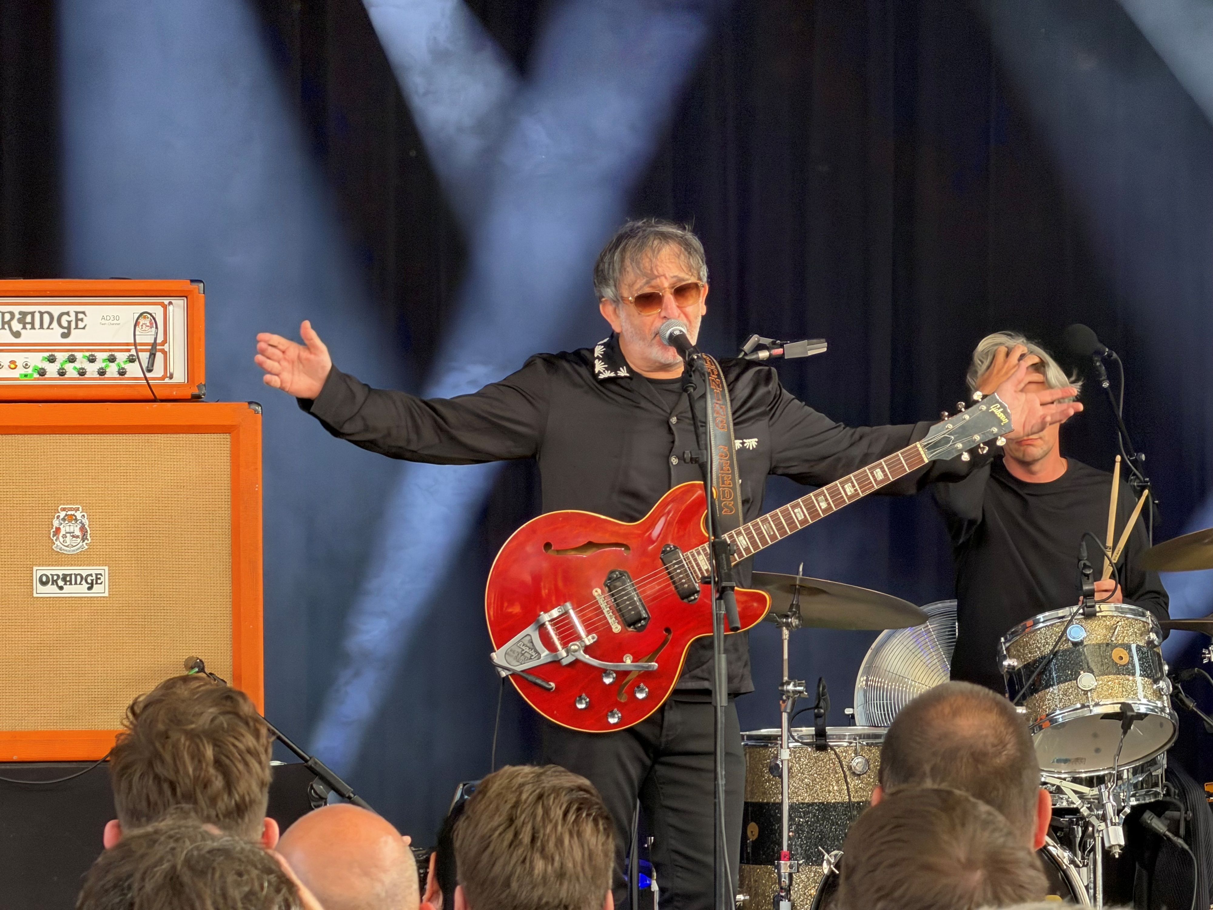 Ian Broudie mit The Lightning Seeds auf der Tanzbrunnen-Bühne.