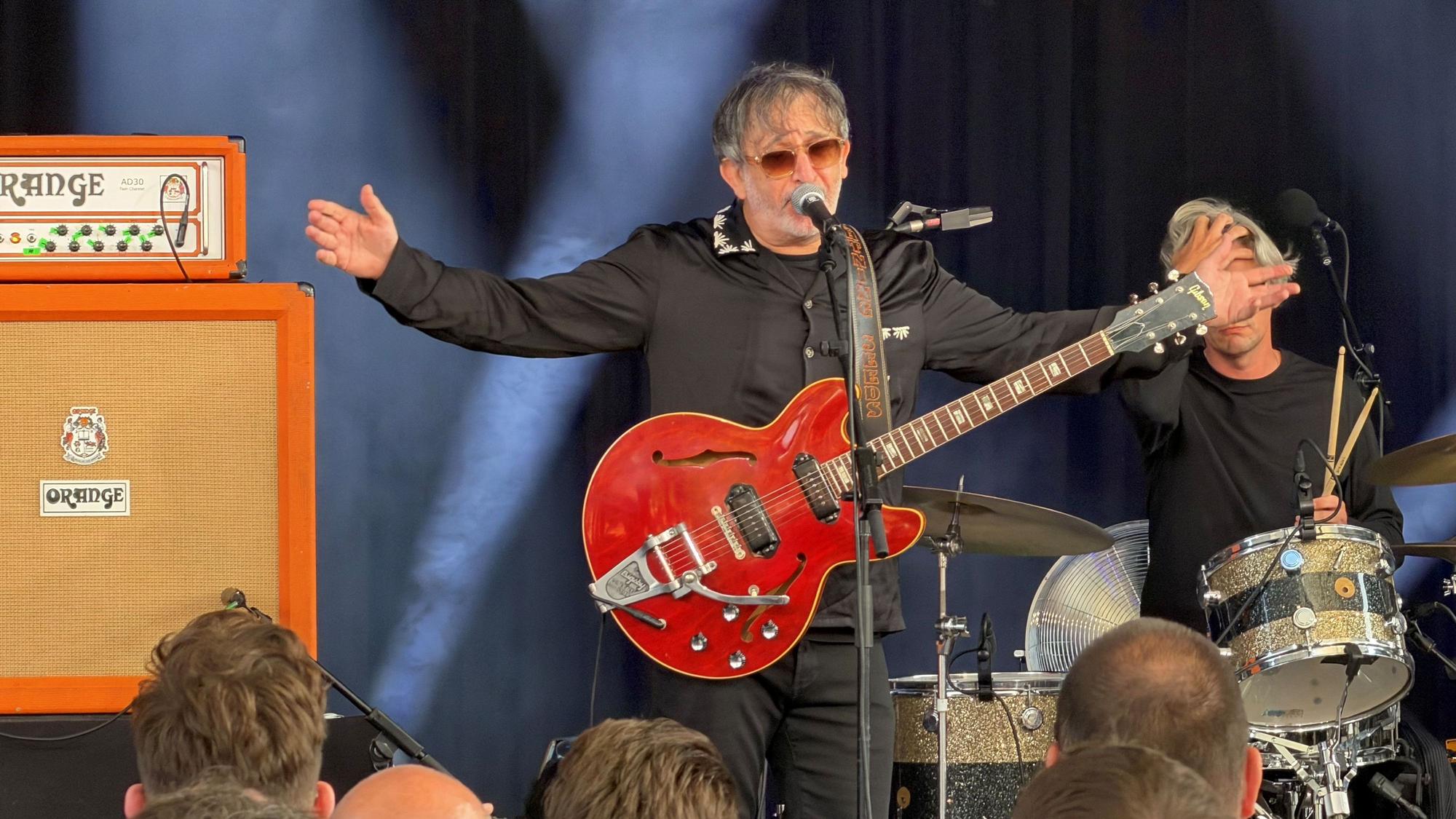 Ian Broudie mit The Lightning Seeds auf der Tanzbrunnen-Bühne.