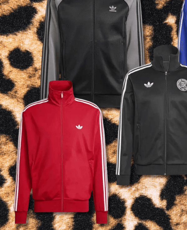 Verschiedene adidas Jacken vor einem Leo-Hintergrund.