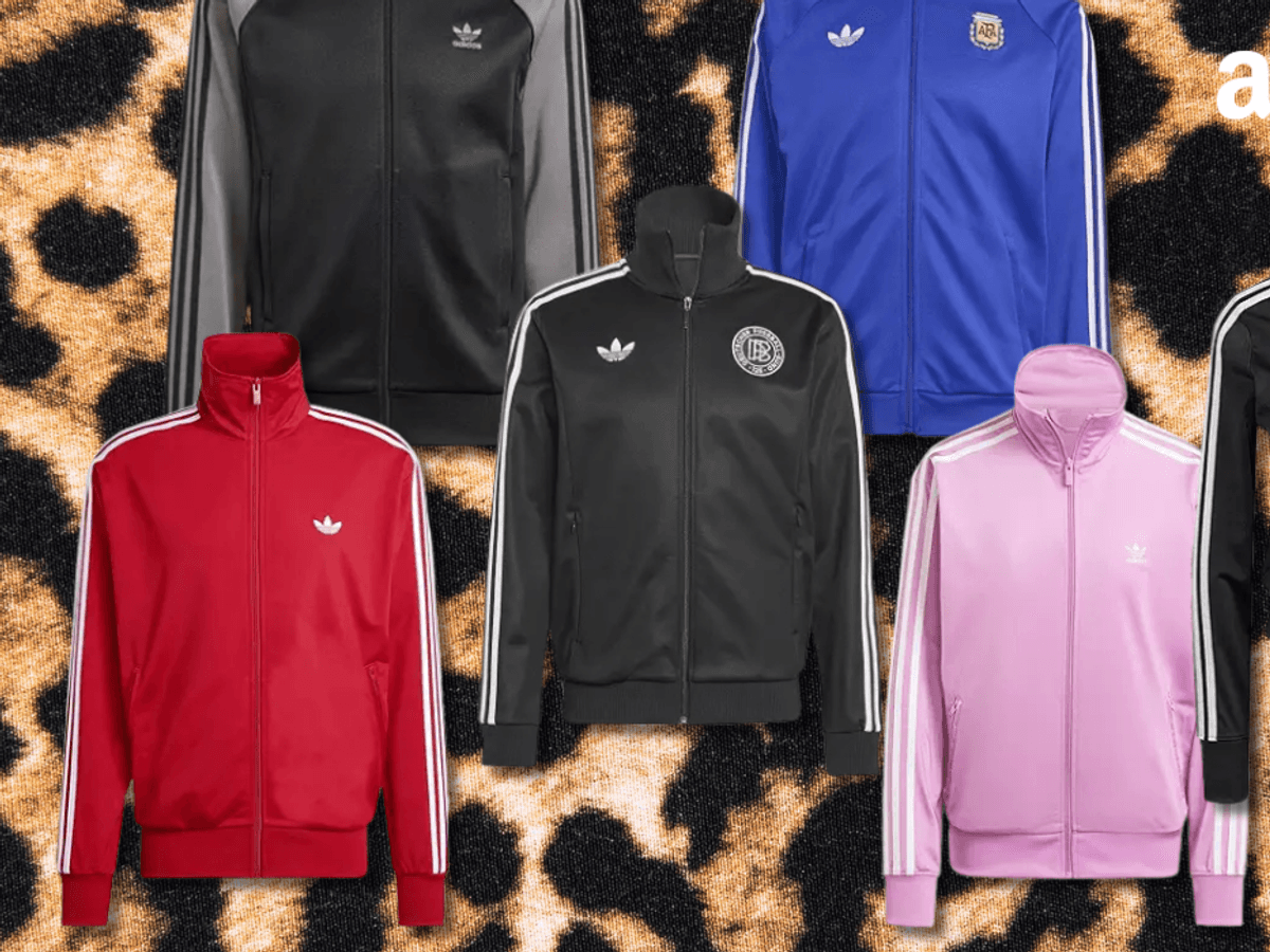 Verschiedene adidas Jacken vor einem Leo-Hintergrund.