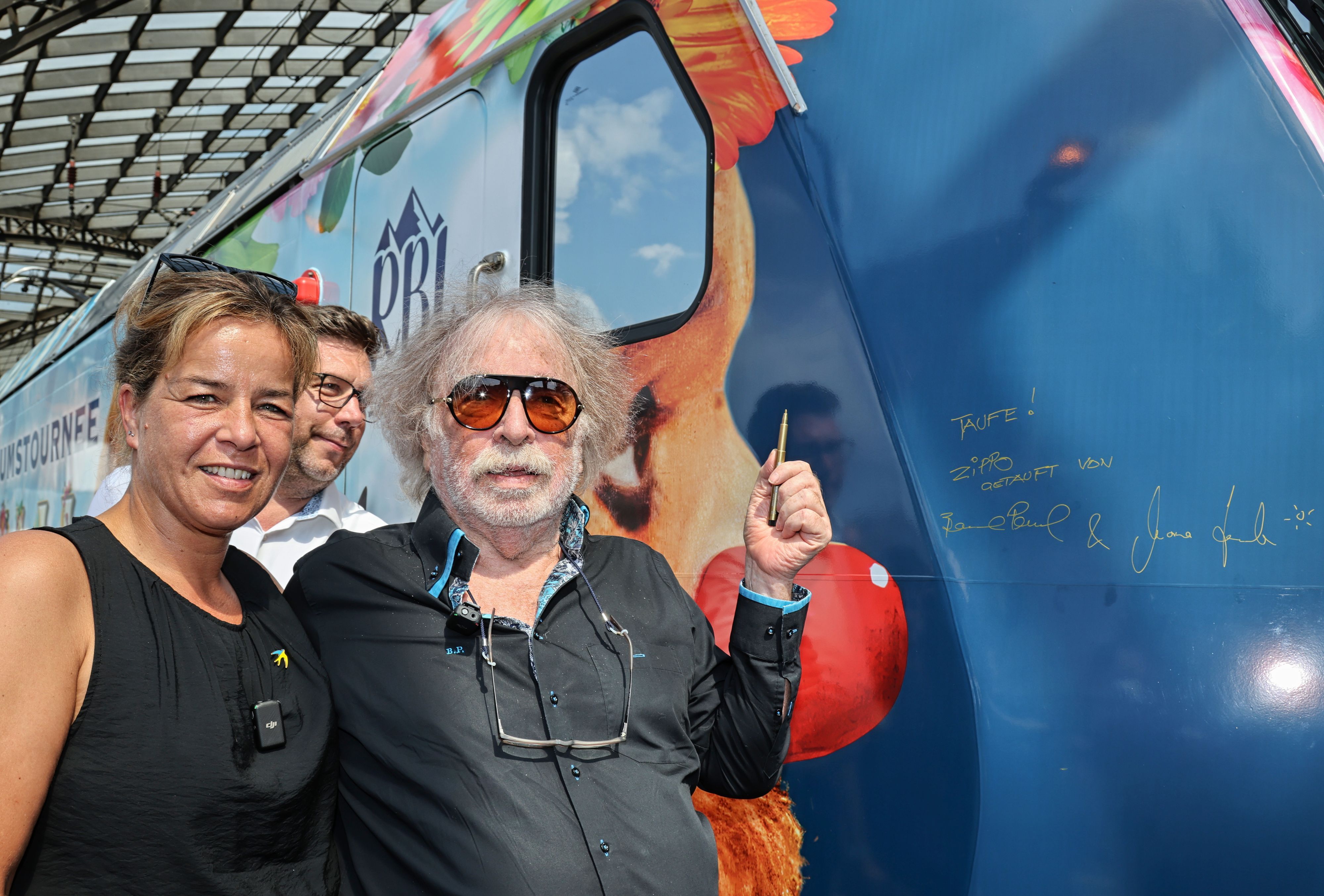 Bernhard Paul und Mona Naubaur vor der Zippo-Lok.
