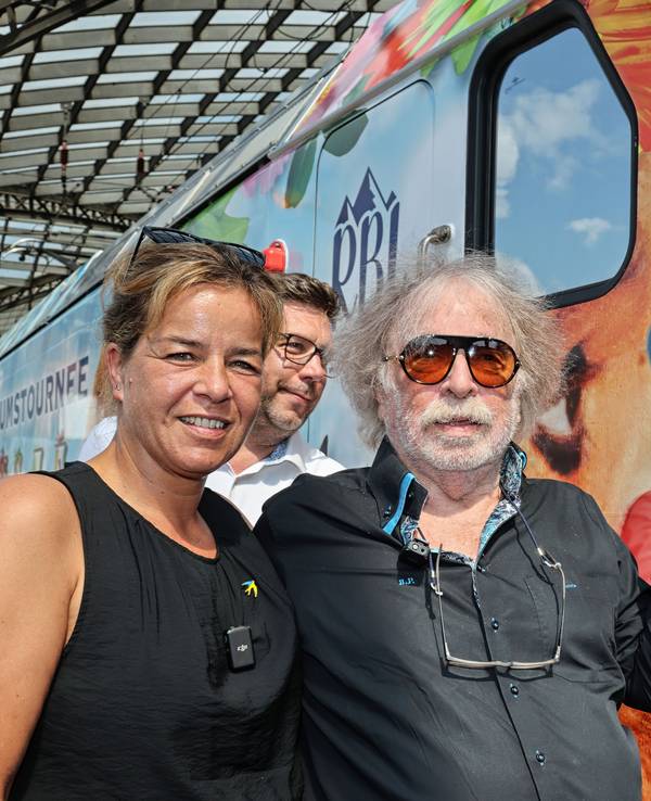Bernhard Paul und Mona Naubaur vor der Zippo-Lok.