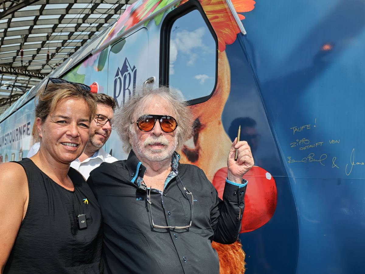 Bernhard Paul und Mona Naubaur vor der Zippo-Lok.