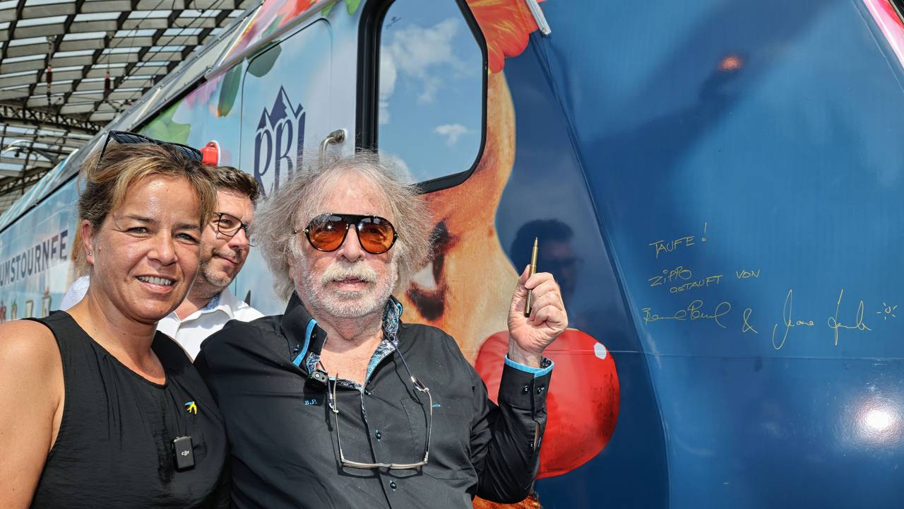 Bernhard Paul und Mona Naubaur vor der Zippo-Lok.