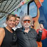 Bernhard Paul und Mona Naubaur vor der Zippo-Lok.