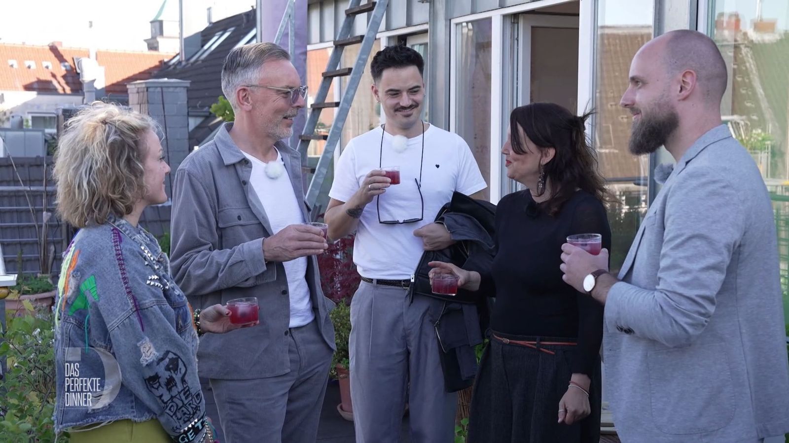 Shirin, Tobi, Patrick, Cordula und Frederik (von links) genießen ihren Bramble mit Aussicht auf Köln.
 (Bild: RTL)