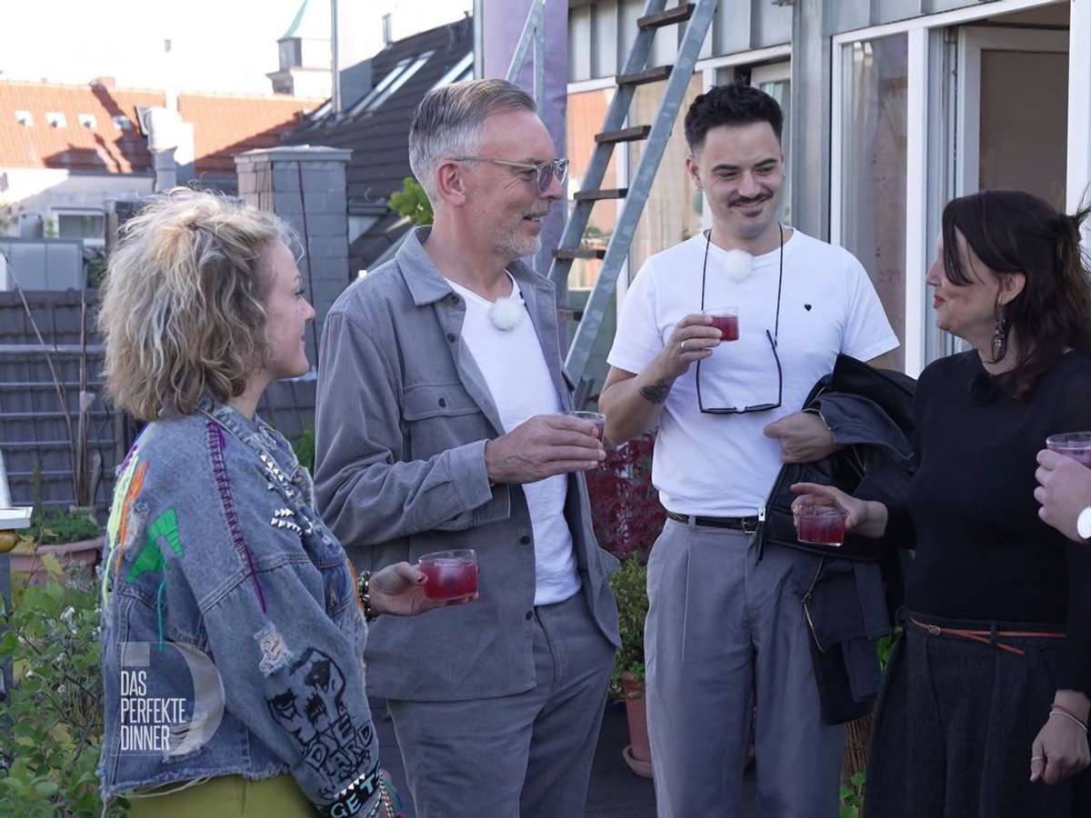 Shirin, Tobi, Patrick, Cordula und Frederik (von links) genießen ihren Bramble mit Aussicht auf Köln.
(Bild: RTL)