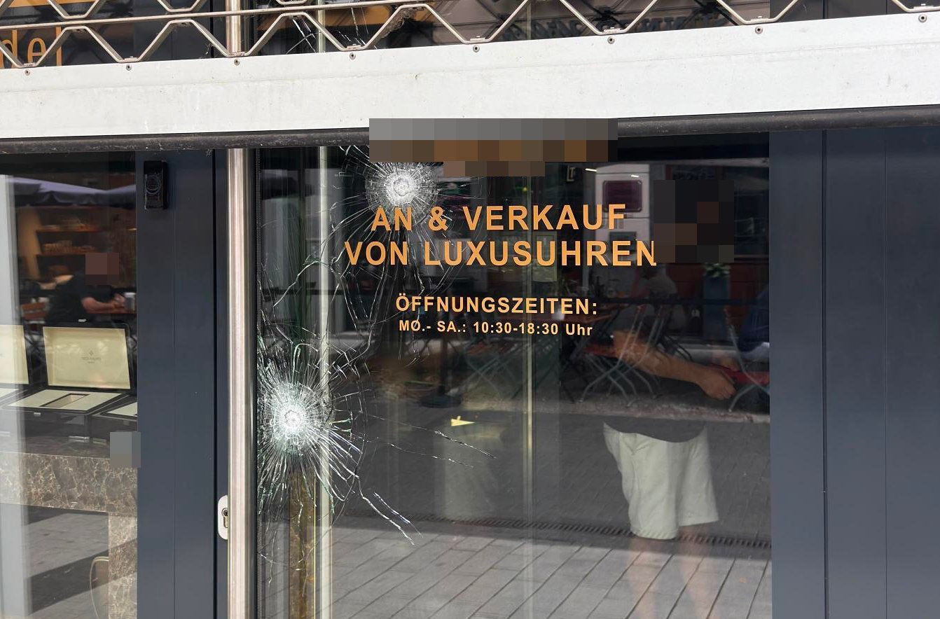 Zwei Einschusslöcher an der Eingangstür des Uhrengeschäftes auf der Breite Straße.
