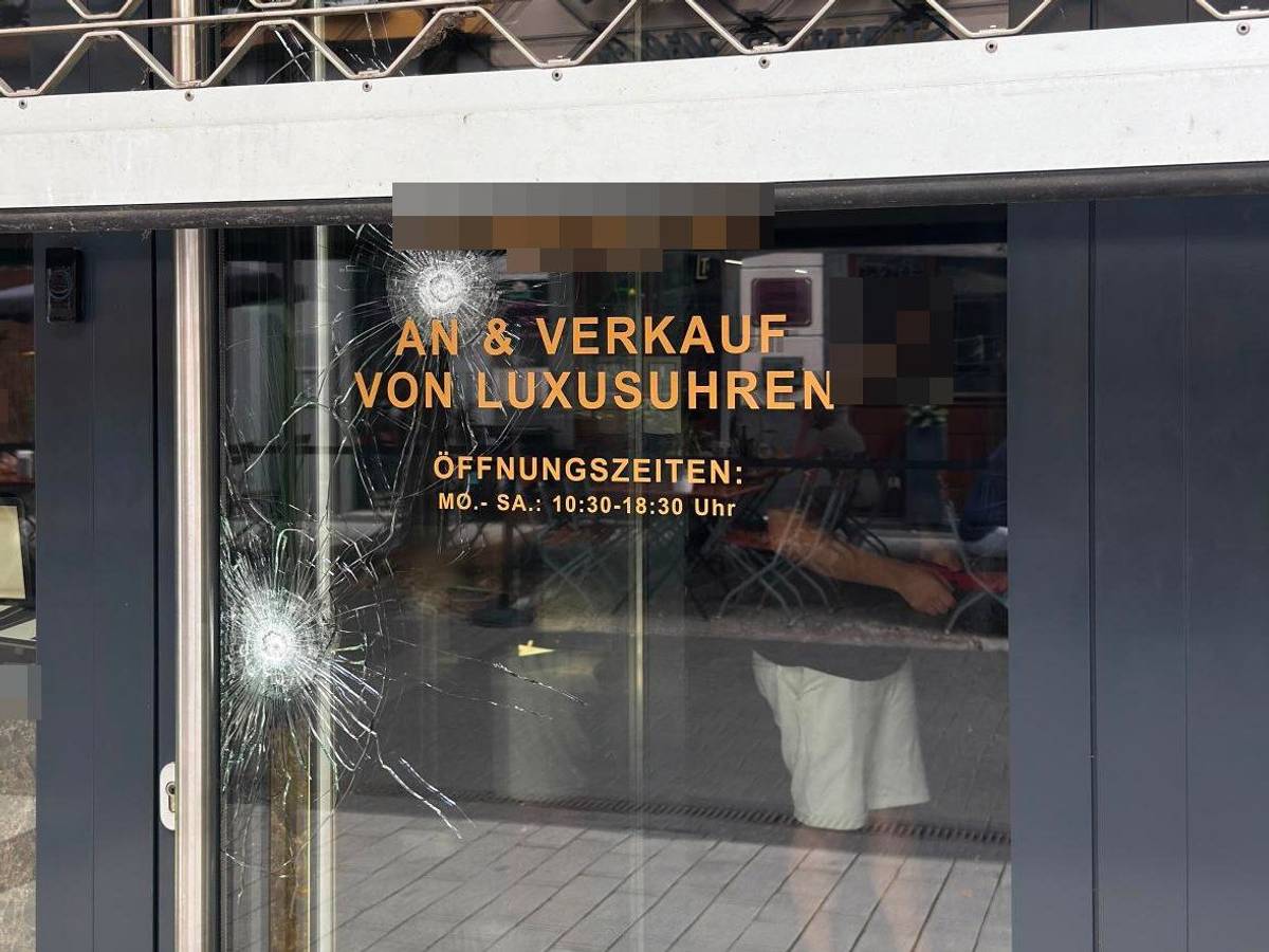 Zwei Einschusslöcher an der Eingangstür des Uhrengeschäftes auf der Breite Straße.