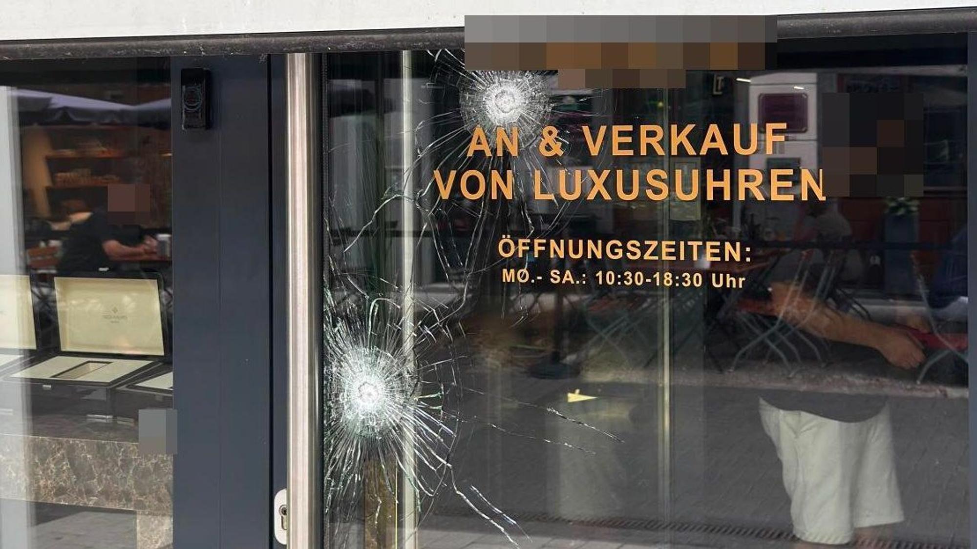 Zwei Einschusslöcher an der Eingangstür des Uhrengeschäftes auf der Breite Straße.