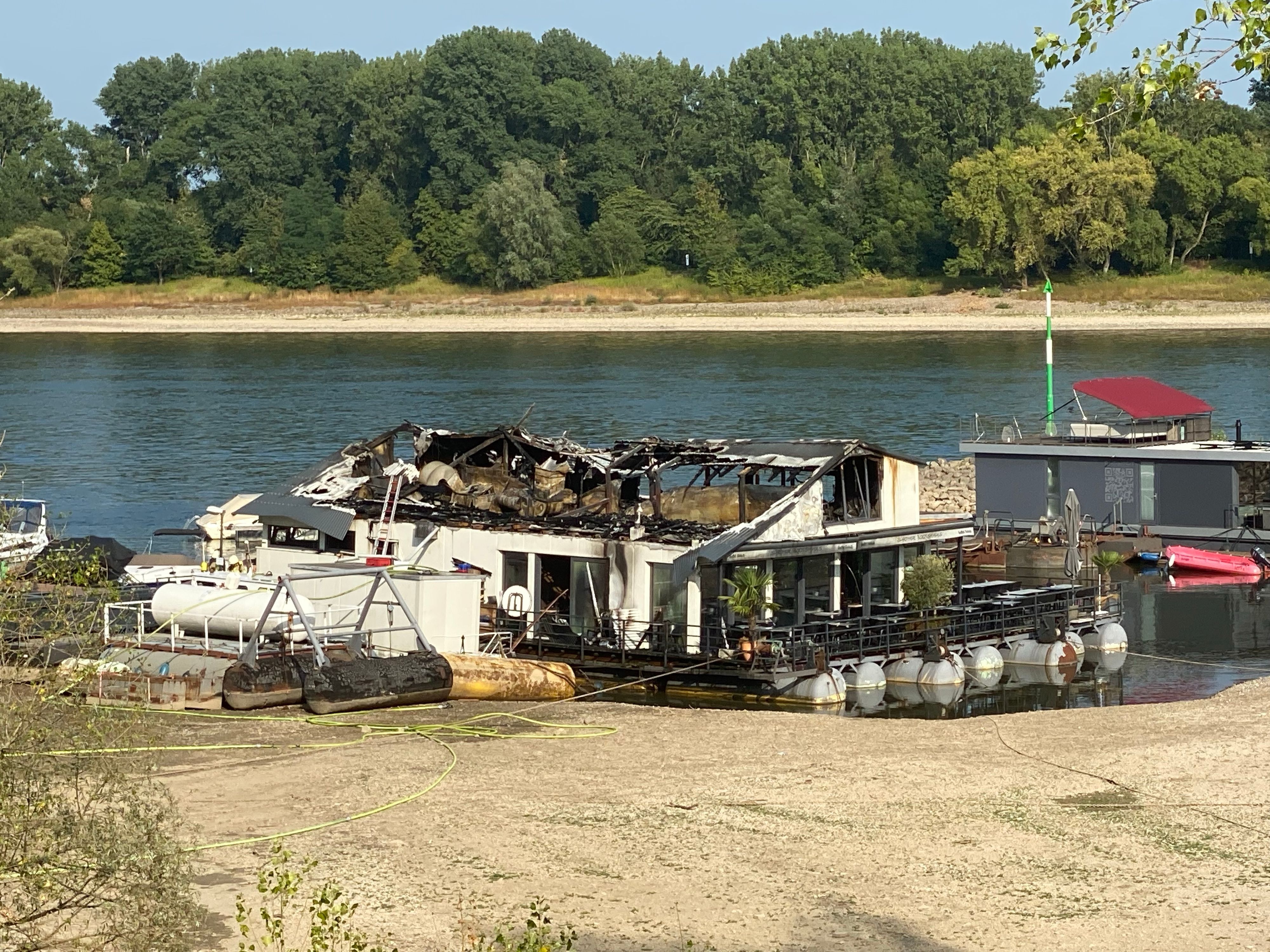 Das ausgebrannte Sürther Bootshaus