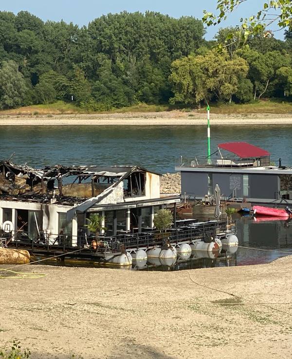 Das ausgebrannte Sürther Bootshaus