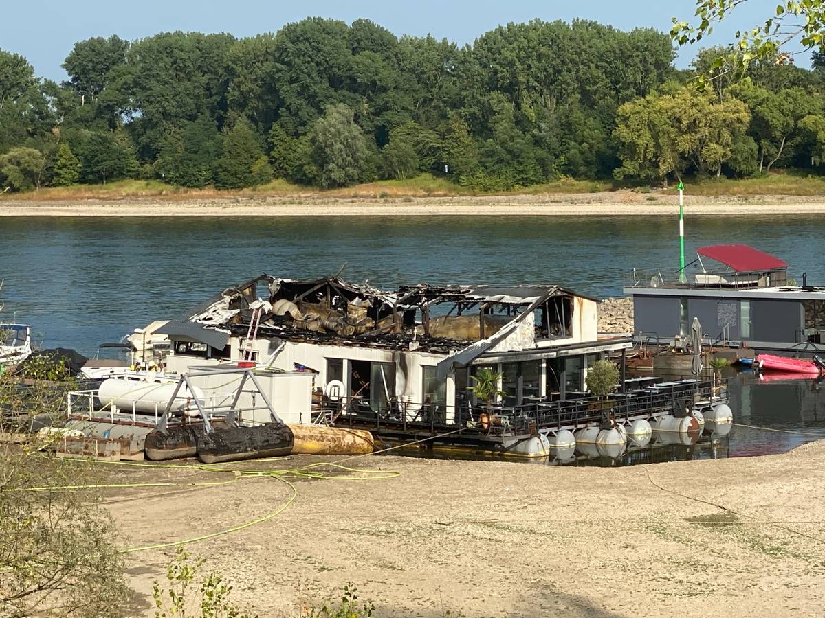 Das ausgebrannte Sürther Bootshaus
