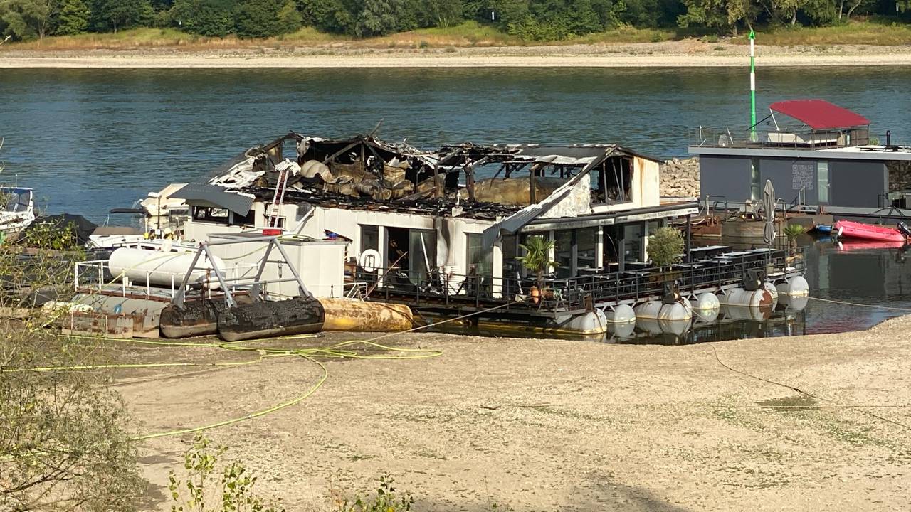 Das ausgebrannte Sürther Bootshaus