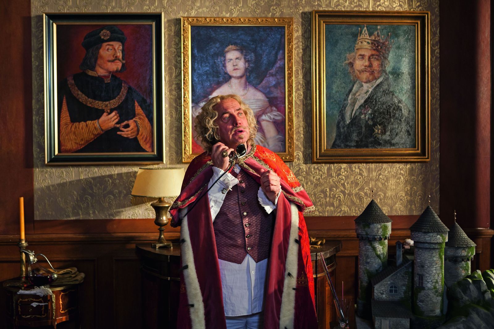 König Alfons, der Viertel-vor-Zwölfte (Uwe Ochsenknecht) macht sich Sorgen um sein winzig kleines Königreich. (Bild: 2018 RAT PACK FILMPRODUKTION GMBH / MALAO FILM INC. / WARNER BROS ENTERTAINMENT GMBH.)
