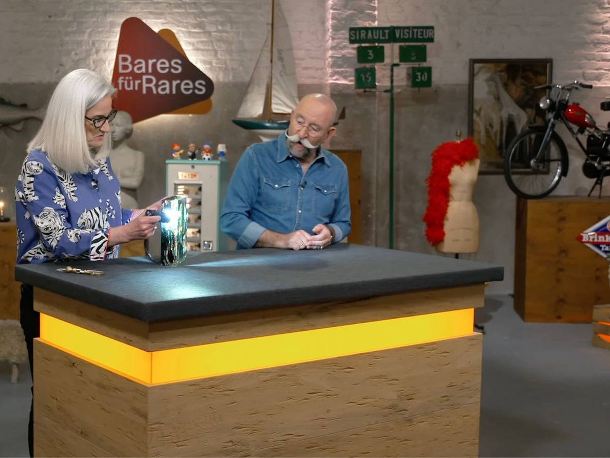 Horst Lichter war sofort begeistert, als in der Mittwochsausgabe von „Bares für Rares“ (ZDF) ein außergewöhnliches Murano-Aquarium auf dem Expertentisch landete und dank der Taschenlampe die Details sichtbar wurden: „Das ist absolut der Hammer. Wunderschön.“ Im Händlerraum begann die Auktion überraschend zögerlich - samt „frechen“ Geboten ... (Bild: ZDF)