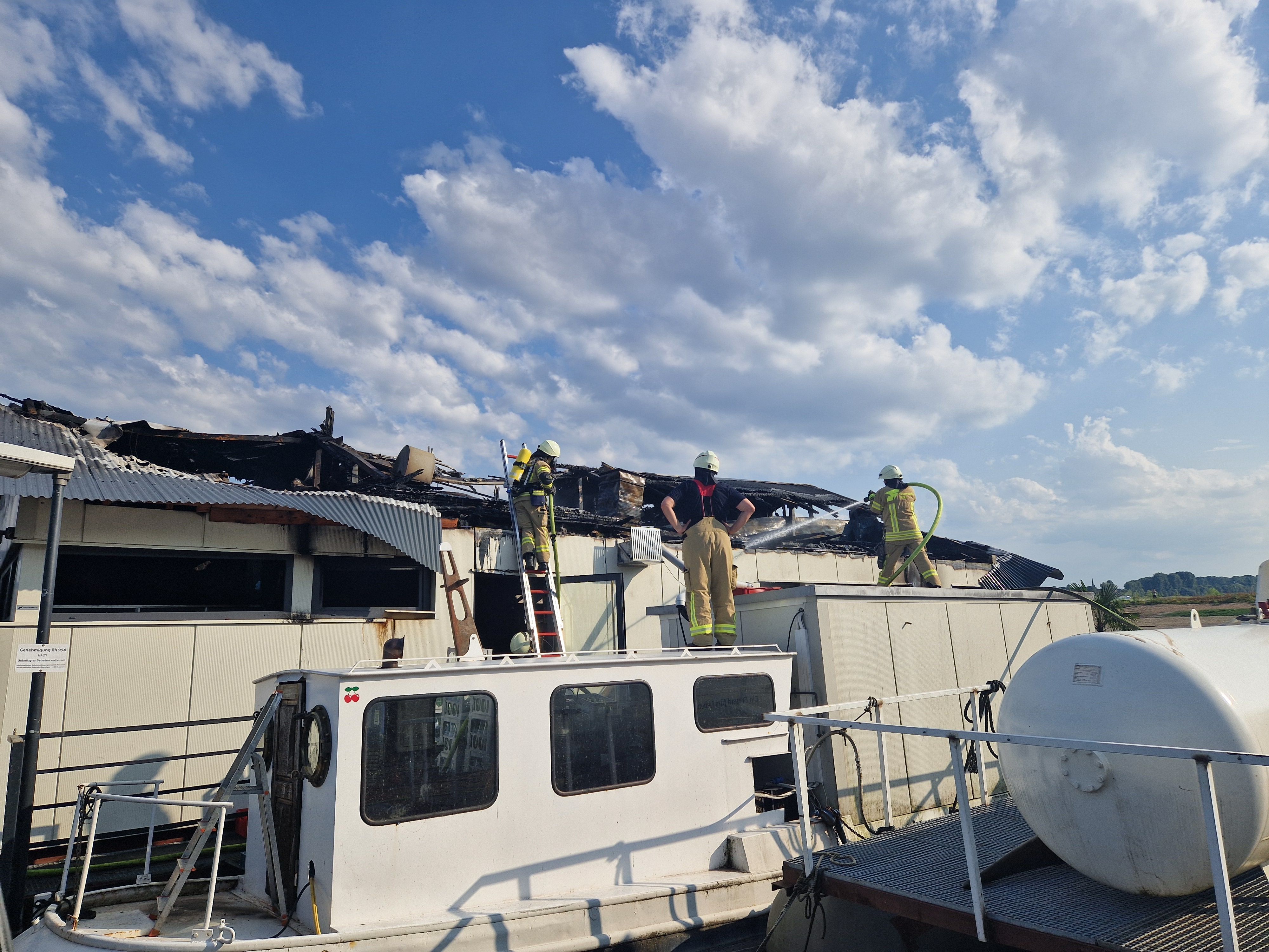 Das abgebrannte Sürther Bootshaus am Dienstagnachmittag